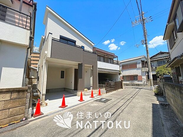 【現地写真(前道含む外観)】軽くて火災に強い屋根材を採用し、地震時の建物への負担や揺れを軽減しています。