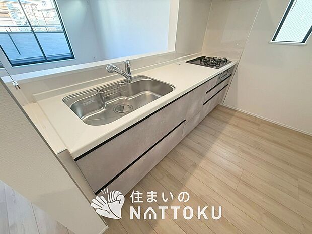 【現地写真(キッチン)】収納たっぷりのシステムキッチン、浄水器付水栓を標準装備しています。