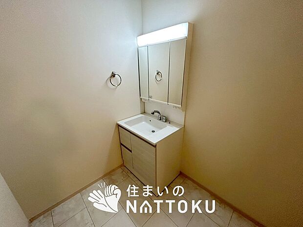 【洗面台・洗面所】鏡の両サイドは、必要なものを取出しやすく、大きな鏡面で朝の準備も快適。
使いやすいリフトアップ機能付きのシングルレバーシャワー水栓付です。