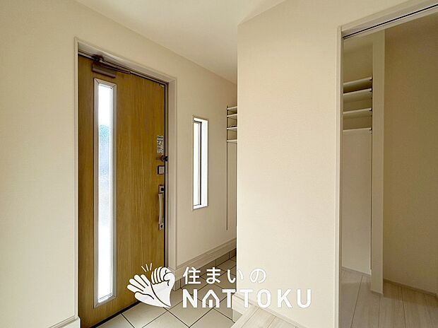 【現地写真(玄関)】玄関には、大型のシューズ収納を設置しています。