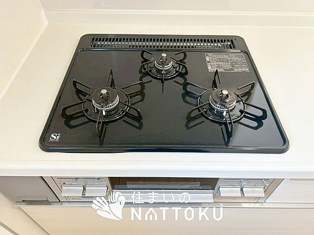 【ビルトインコンロ】フラットな構造で清掃性が高く、過熱防止センサー付3口タイプで日頃の家事も快適です。