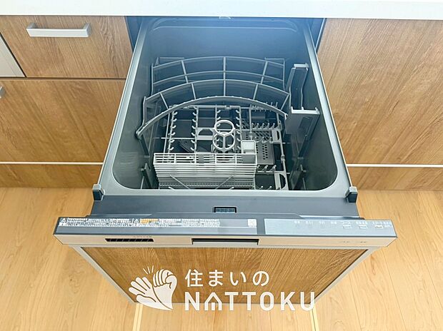 【食器洗い乾燥機】食後の時間にゆとりを与えてくれる食器洗い乾燥機。
操作ボタンも上面にあるので、腰をかがめずに操作ができラクラクです。