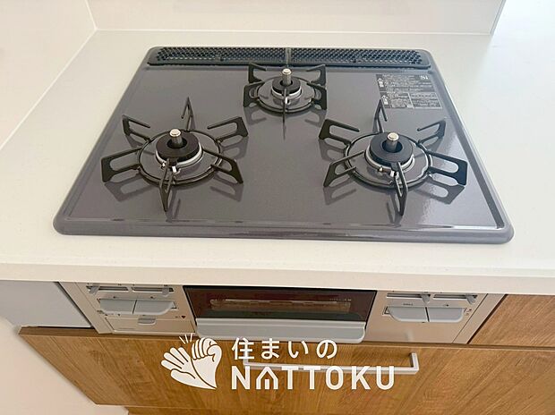【ビルトインコンロ】フラットな構造で清掃性が高く、過熱防止センサー付3口タイプで日頃の家事も快適です。