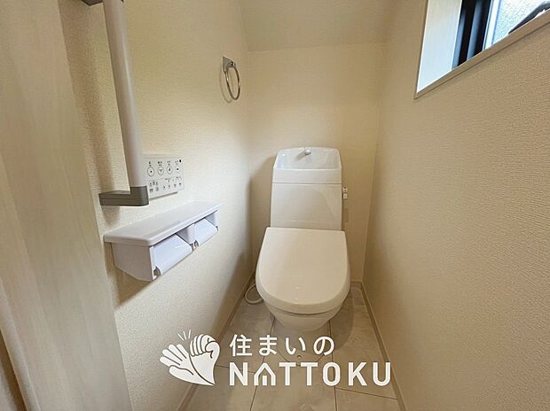 【トイレ】汚れてもサッとひと拭きでお手入れ簡単、エコ仕様の温水洗浄便座付きのトイレです。
バリアフリーにも配慮しています。