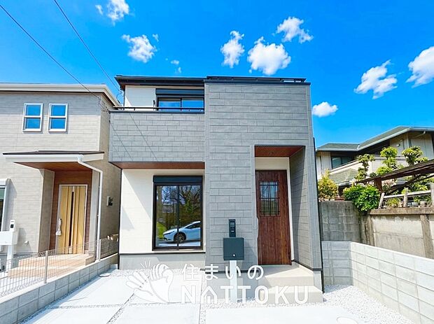 【現地写真(外観)【1号地】】軽くて火災に強い屋根材を採用し、地震時の建物への負担や揺れを軽減しています。