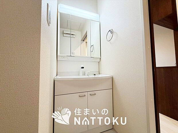 【洗面台・洗面所】鏡の両サイドは、必要なものを取出しやすく、大きな鏡面で朝の準備も快適。
使いやすいリフトアップ機能付きのシングルレバーシャワー水栓付です。