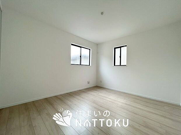 【現地写真(洋室)】木目の美しさを際立たせるシンプルデザインの建具を使用しています。