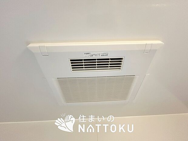 【浴室換気乾燥暖房機】浴室換気乾燥暖房機
寒い冬場はあたたかく、暑い夏場は扇風機のような心地よさです。
雨の日は、浴室が衣類乾燥スペースになります。