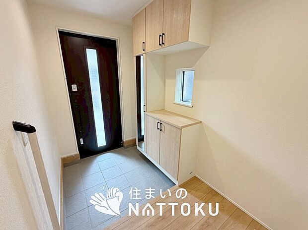 【現地写真(玄関)】玄関には、大型のシューズ収納を設置しています。