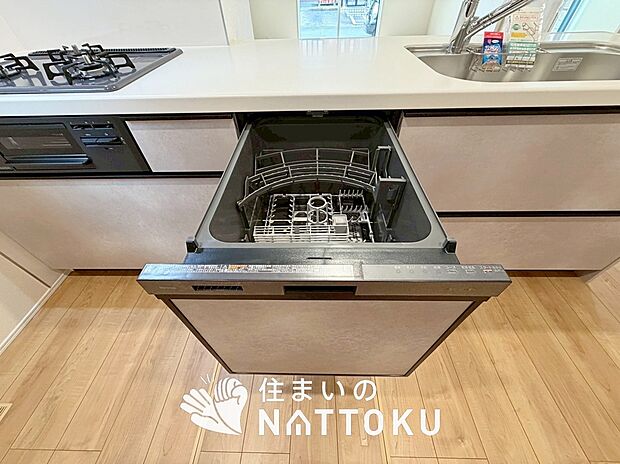【食器洗い乾燥機】食後の時間にゆとりを与えてくれる食器洗い乾燥機。
操作ボタンも上面にあるので、腰をかがめずに操作ができラクラクです。