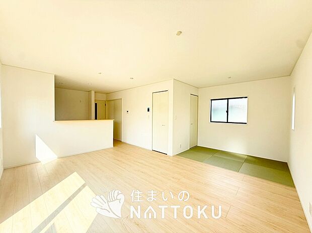 【現地写真(リビング)】フローリング材には、木目、色調など木材特有の風合いがあり、ナチュラルな美しさになっています。