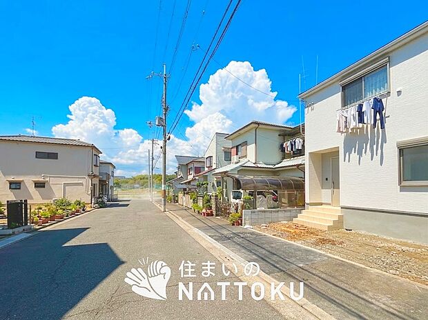 【現地写真(前道含む外観)】軽くて火災に強い屋根材を採用し、地震時の建物への負担や揺れを軽減しています。