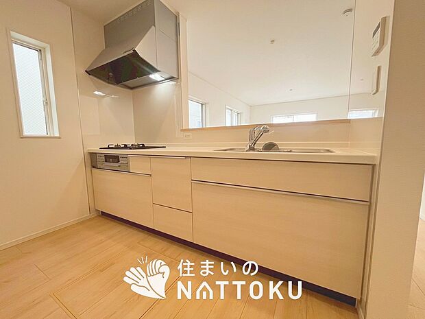 【現地写真(キッチン)】収納たっぷりのシステムキッチン、浄水器付水栓を標準装備しています。