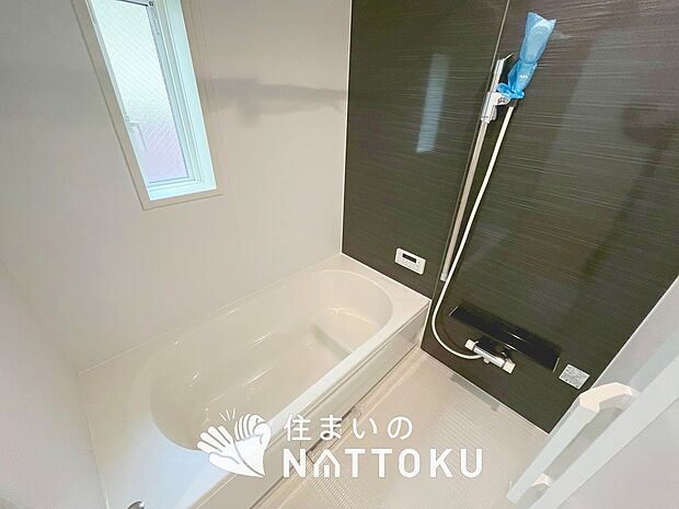 【現地写真(浴室)】浴室暖房乾燥機付き。1坪タイプで広々です。