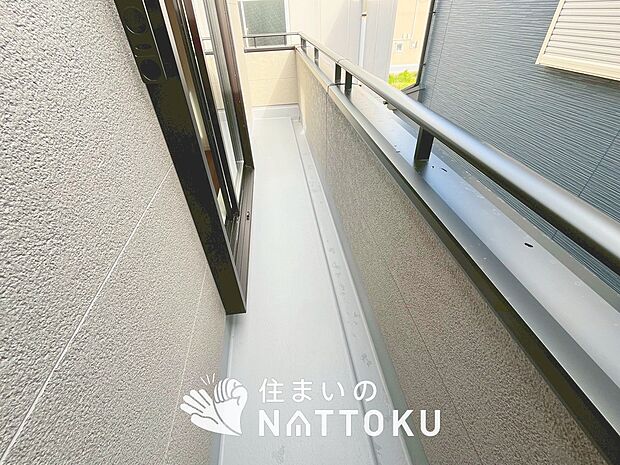 【バルコニー】奥行きが広く、洗濯物をゆったりと干せる十分な広さで、家族の洗濯も捗ります。