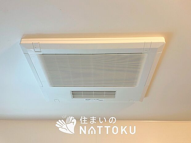 【電気式浴室暖房換気乾燥機】寒い冬場はあたたかく、暑い夏場は扇風機のような心地よさです。
雨の日は、浴室が衣類乾燥スペースになります。