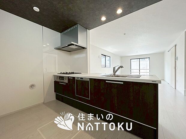 【現地写真(キッチン)】収納たっぷりのシステムキッチン、浄水器付水栓を標準装備しています。