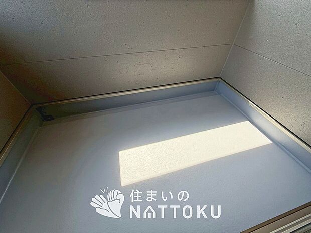 【バルコニー】奥行きが広く、洗濯物をゆったりと干せる十分な広さで、家族の洗濯も捗ります。