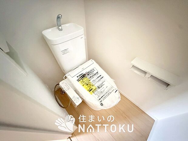 【トイレ】汚れてもサッとひと拭きでお手入れ簡単、エコ仕様の温水洗浄便座付きのトイレです。
バリアフリーにも配慮しています。