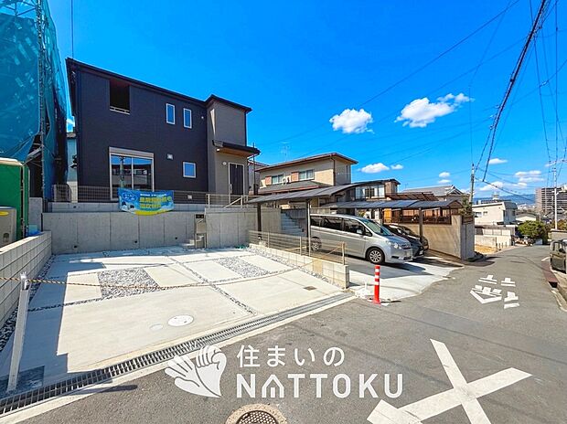 【現地写真(前道含む外観)】軽くて火災に強い屋根材を採用し、地震時の建物への負担や揺れを軽減しています。