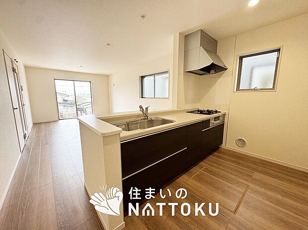 【現地写真（キッチン）】収納たっぷりのシステムキッチン、浄水器付水栓を標準装備しています。