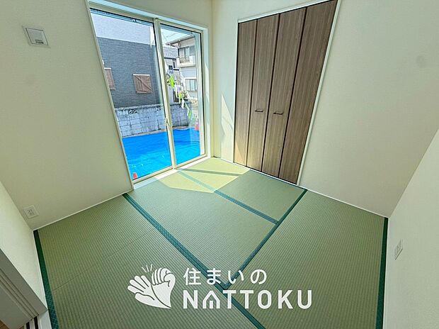 【現地写真（和室）】大壁仕様の新和室。くつろぎの空間です。