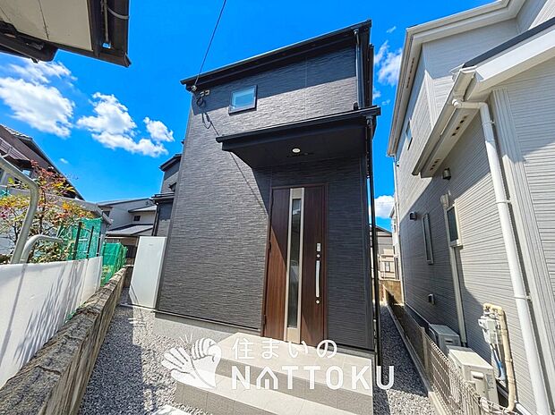 【現地写真（外観）【２号地】】軽くて火災に強い屋根材を採用し、地震時の建物への負担や揺れを軽減しています。