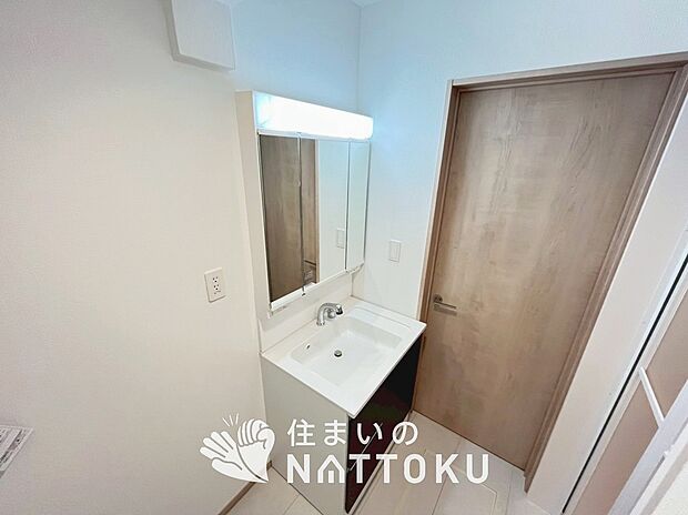 【洗面台・洗面所】鏡の両サイドは、必要なものを取出しやすく、大きな鏡面で朝の準備も快適。
使いやすいリフトアップ機能付きのシングルレバーシャワー水栓付です。
