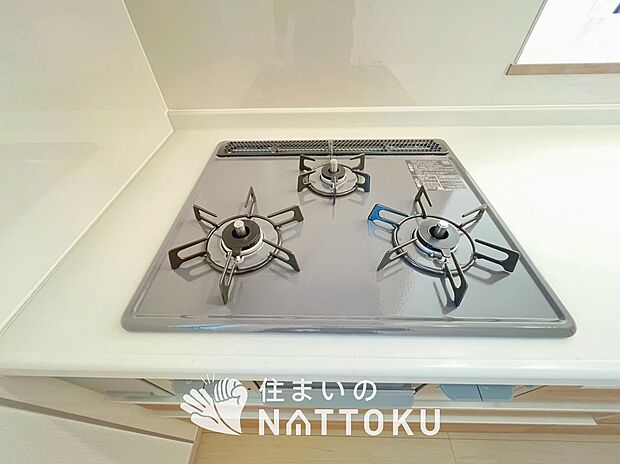 【ビルトインコンロ】フラットな構造で清掃性が高く、過熱防止センサー付3口タイプで日頃の家事も快適です。