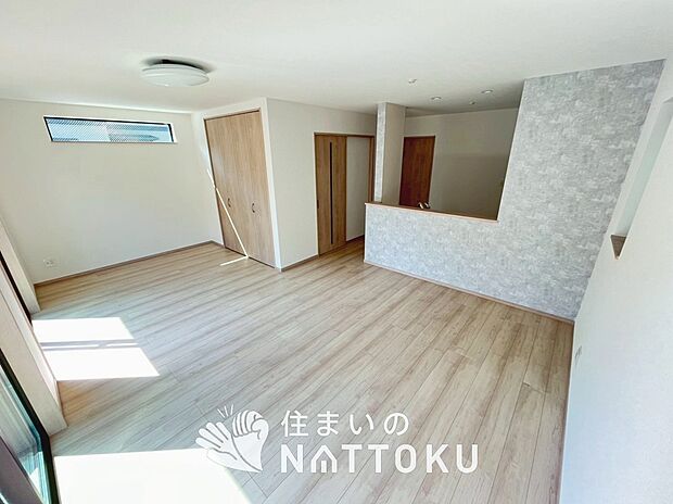 【現地写真（リビング）】フローリング材には、木目、色調など木材特有の風合いがあり、ナチュラルな美しさになっています。