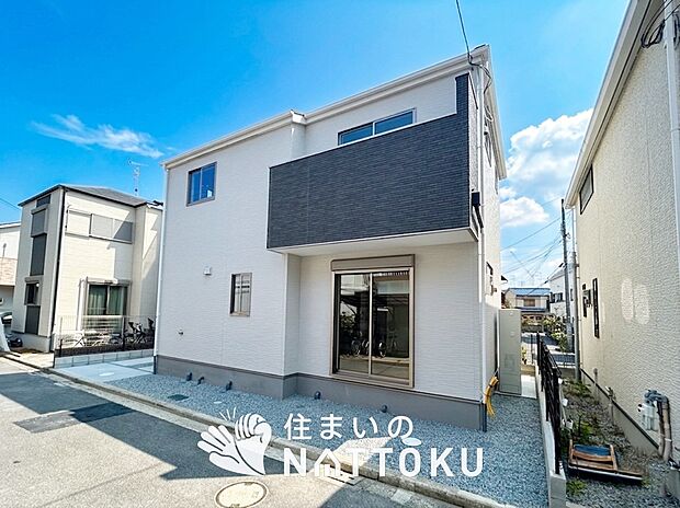 【現地写真（外観）】軽くて火災に強い屋根材を採用し、地震時の建物への負担や揺れを軽減しています。