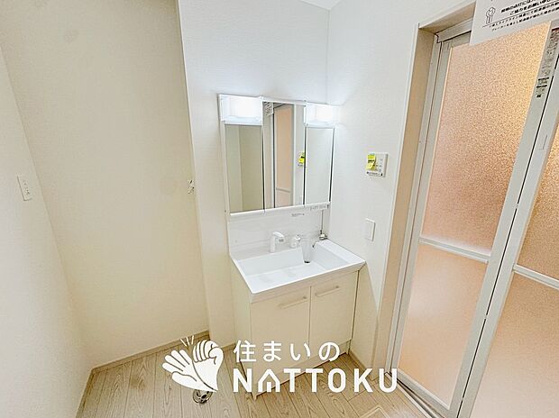 【洗面台・洗面所】鏡の両サイドは、必要なものを取出しやすく、大きな鏡面で朝の準備も快適。
使いやすいリフトアップ機能付きのシングルレバーシャワー水栓付です。