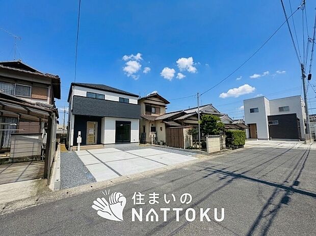 【現地写真（前道含む外観）】お引渡し後も無償の定期点検を行っており、暮らしの安心をお届けしています。