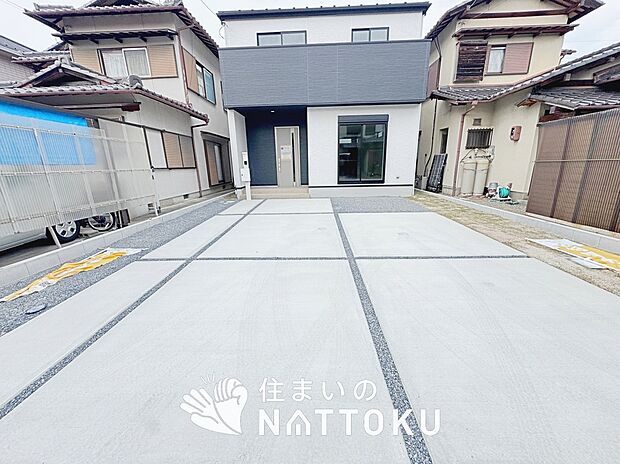 【現地写真(駐車場)】駐車スペースが広く、運転が苦手な方も安心です。