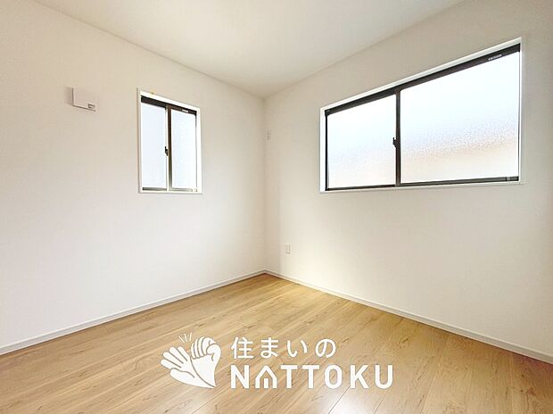 【現地写真(洋室)】木目の美しさを際立たせるシンプルデザインの建具を使用しています。