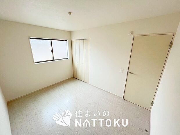 【現地写真（洋室）】木目の美しさを際立たせるシンプルデザインの建具を使用しています。