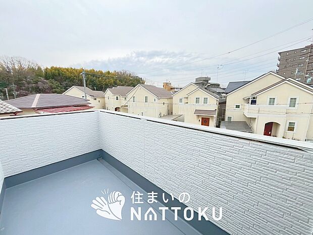 【バルコニー】奥行きが広く、洗濯物をゆったりと干せる十分な広さで、家族の洗濯も捗ります。