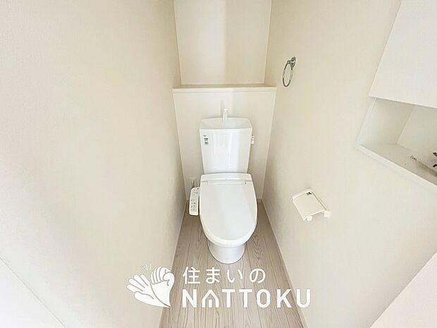 【トイレ】汚れてもサッとひと拭きでお手入れ簡単、エコ仕様の温水洗浄便座付きのトイレです。
バリアフリーにも配慮しています。