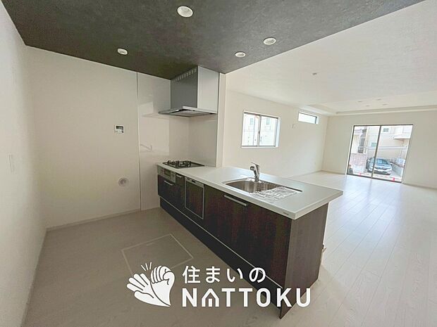 【現地写真(キッチン)】収納たっぷりのシステムキッチン、浄水器付水栓を標準装備しています。