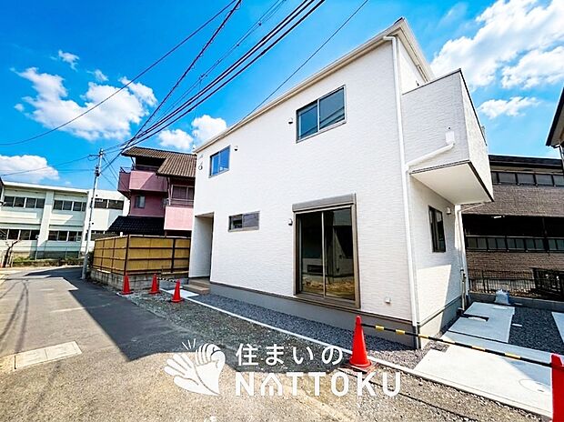 【現地写真(前道含む外観)】断熱性、気密性を高める工夫で一年中ずっと心地よく暮らせる、高気密・高断熱です。