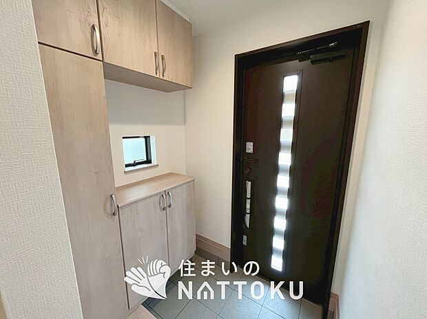 【現地写真（玄関）】玄関には、大型のシューズ収納を設置しています。