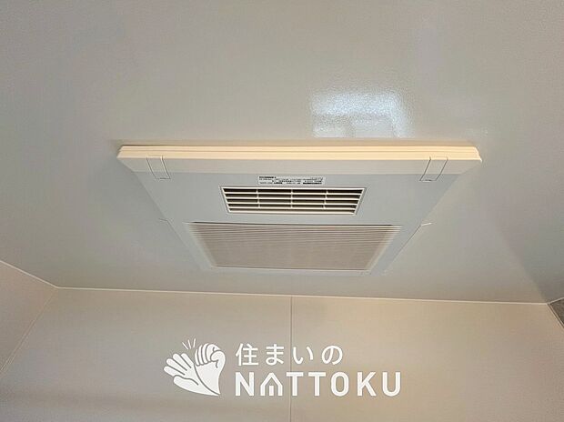 【浴室換気乾燥暖房機】寒い冬場はあたたかく、暑い夏場は扇風機のような心地よさです。
雨の日は、浴室が衣類乾燥スペースになります。

