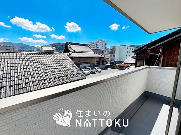 【バルコニー】奥行きが広く、洗濯物をゆったりと干せる十分な広さで、家族の洗濯も捗ります。