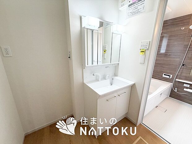 【洗面台・洗面所】鏡の両サイドは、必要なものを取出しやすく、大きな鏡面で朝の準備も快適。
使いやすいリフトアップ機能付きのシングルレバーシャワー水栓付です。