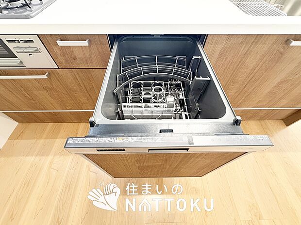 【食器洗い乾燥機】食後の時間にゆとりを与えてくれる食器洗い乾燥機。
操作ボタンも上面にあるので、腰をかがめずに操作ができラクラクです。