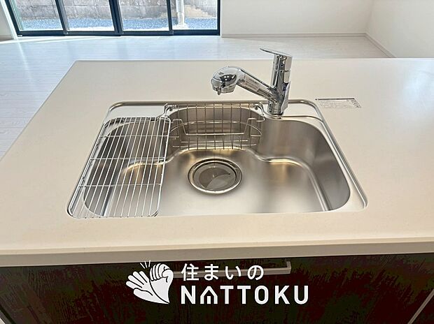 【ビルトインコンロ】フラットな構造で清掃性が高く、過熱防止センサー付3口タイプで日頃の家事も快適です。