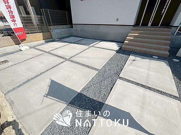 【現地写真(駐車場)】駐車スペースが広く、運転が苦手な方も安心です。