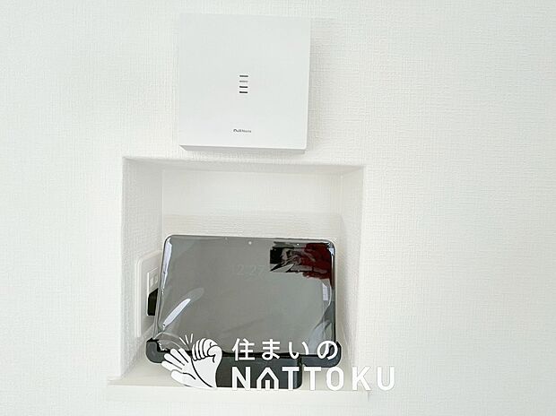 【TVモニター付インターホン】玄関の子機にカメラが付いており、来訪者の顔を確認できるため、音声だけの対応とは安心感が違います。
また、ハンズフリー通話で受話器を持つわずらわしさを解消できます。