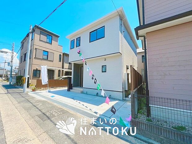 【現地写真（前道含む外観）】軽くて火災に強い屋根材を採用し、地震時の建物への負担や揺れを軽減しています。