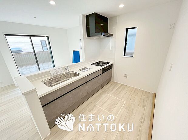 【現地写真（キッチン）】収納たっぷりのシステムキッチン、浄水器付水栓を標準装備しています。